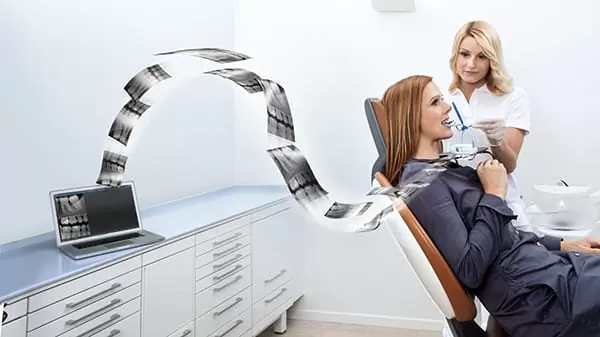 透過電腦畫面,方便醫師與患者解說牙齒狀況 透過電腦畫面,方便醫師與患者解說牙齒狀況