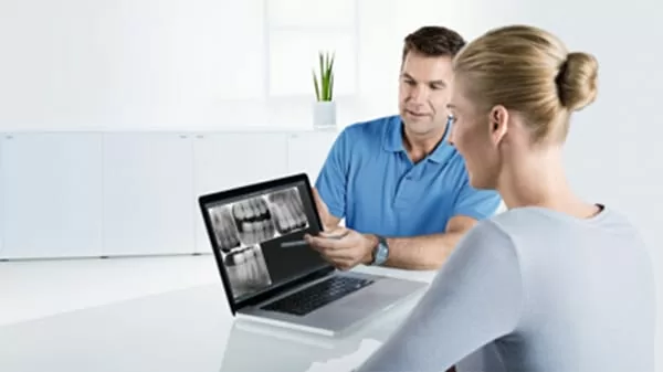 透過電腦畫面,方便醫師與患者解說牙齒狀況 透過電腦畫面,方便醫師與患者解說牙齒狀況