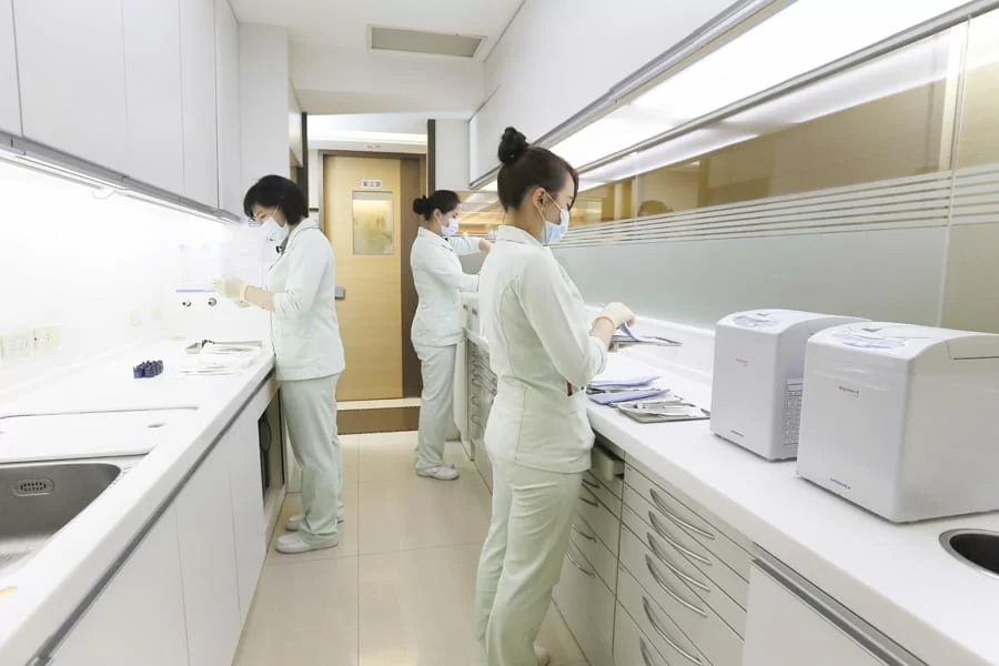 【一覽無遺的消毒室】半開放式的消毒室設在候診區旁,感控消毒流程一覽無遺,讓您看診安心又放心! 【一覽無遺的消毒室】半開放式的消毒室設在候診區旁,感控消毒流程一覽無遺,讓您看診安心又放心!